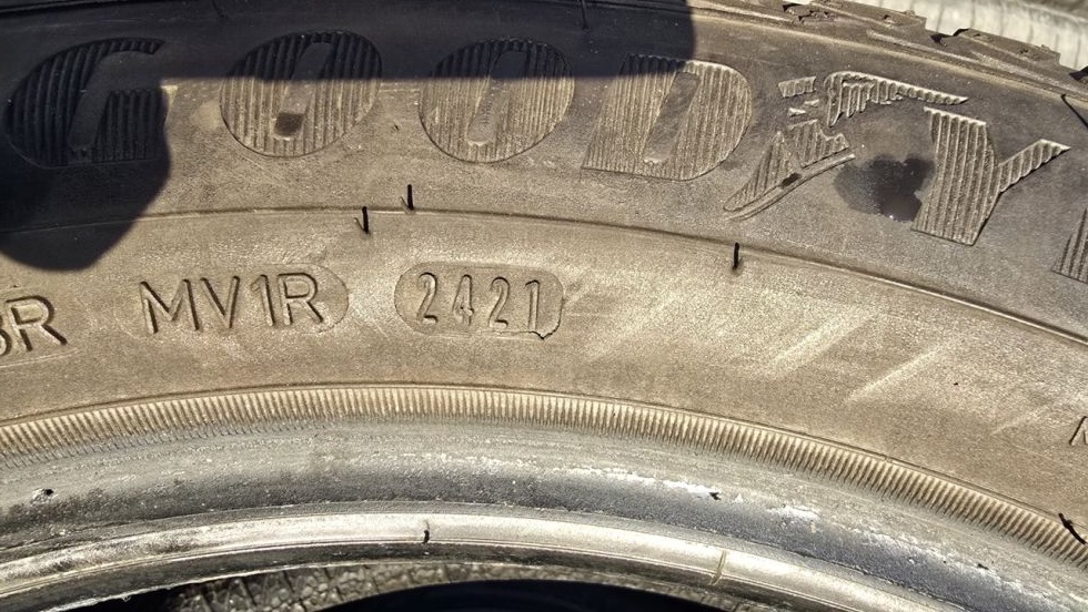 Celoroční pneu 215/55/17 Good Year - 9