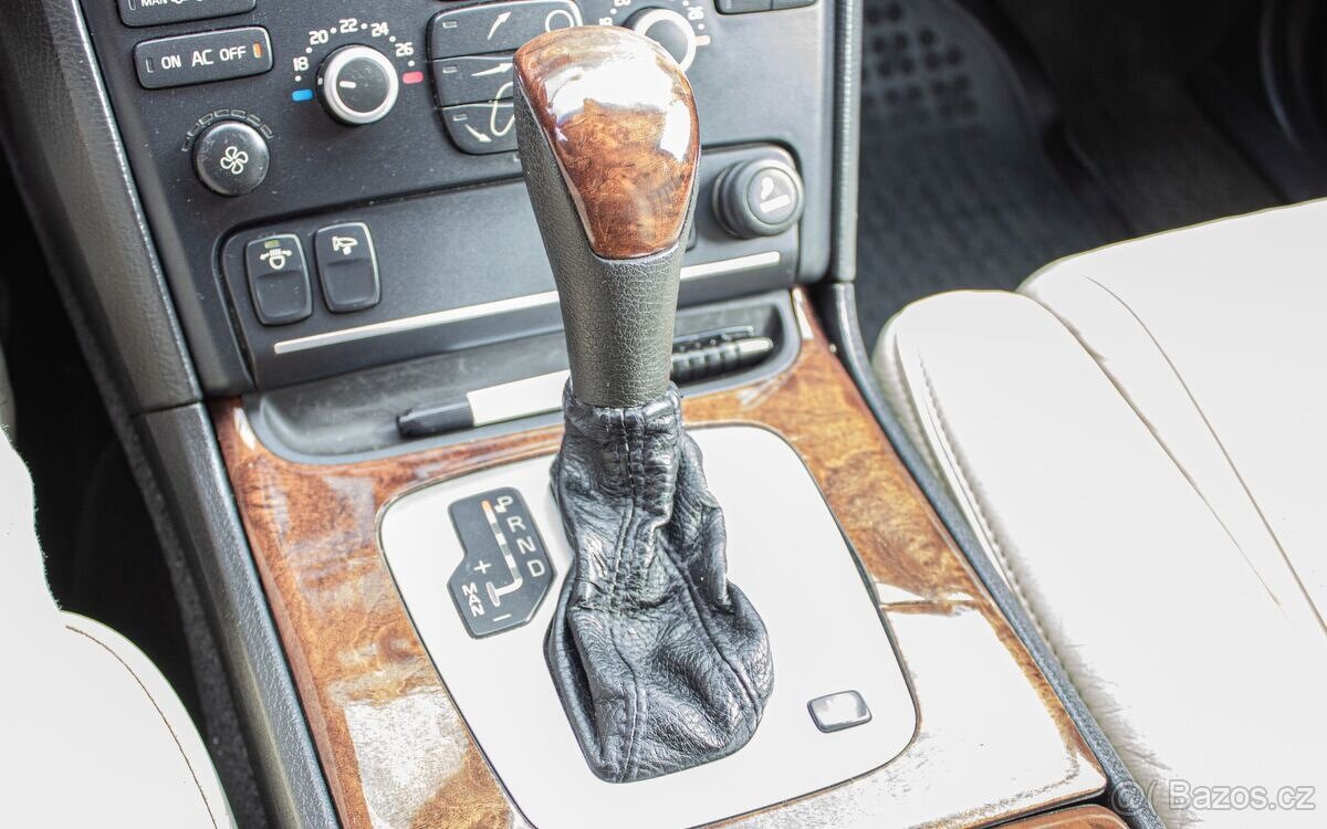 Volvo XC90 XC 90 D5 Momentum A/T - 9