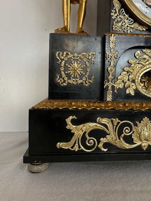 Empírové hodiny - kováři s hracím strojem zajímavý mode - 9