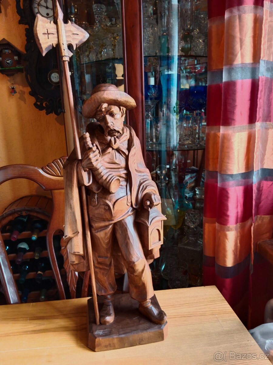 Hezká, větší stará vyřezávaná socha - ponocný, cel - 9