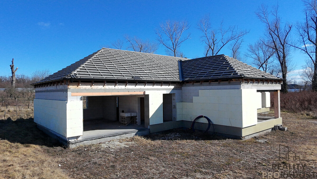 Prodej pozemku s hrubou stavbou domu 5+kk v Mikulčicích, pro - 9