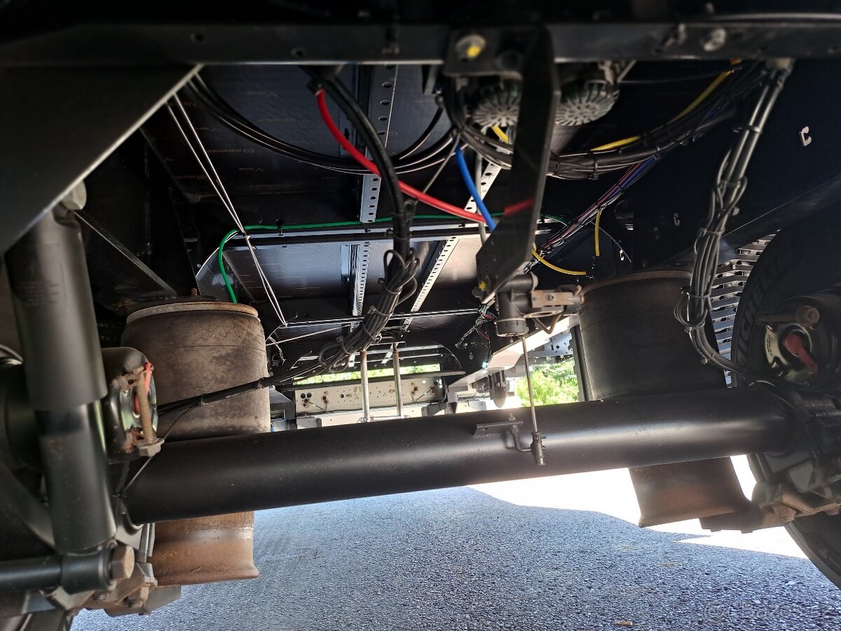 Jednoosý návěs lowdeck Krone r.v.2022. Málo jetý - 9