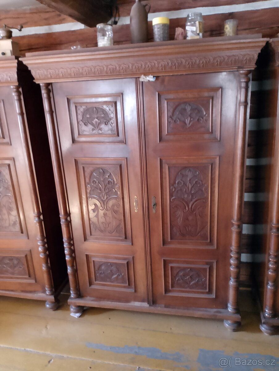 Starožitný nábytek 3xskříň 2xpostel 1x vitrína - 9