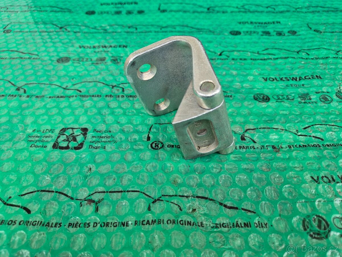 VW Transporter T4 závěs (pant) 701827154A - 9