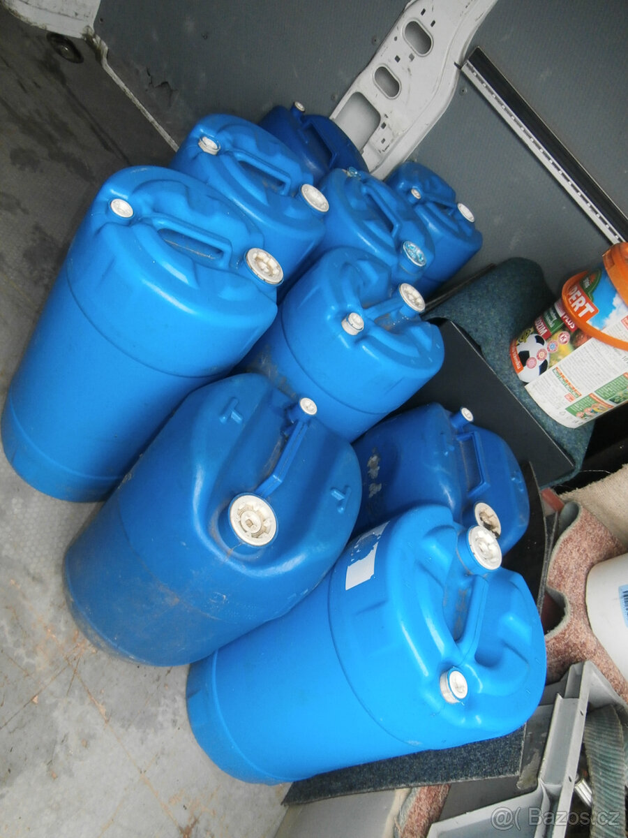 Kanystry plastové na naftu i jiné za 80 kč - 9