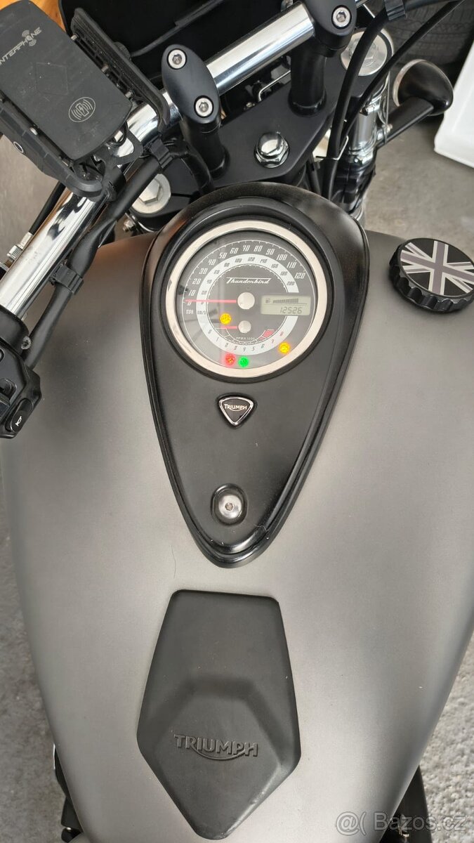 Triumph Thunderbird Strom - 9