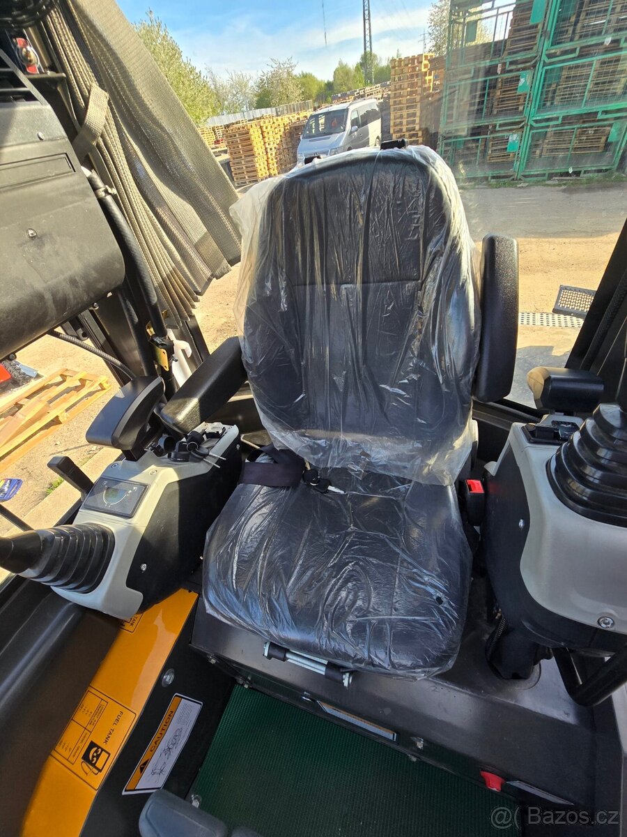 Pronájem minibagru TW16A, motor Kubota 10.4kW - 9