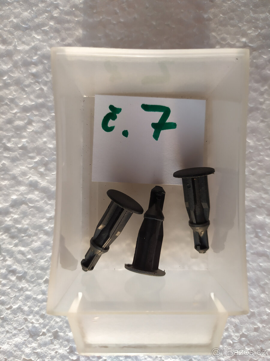 Plastové příchytky do auta - 9