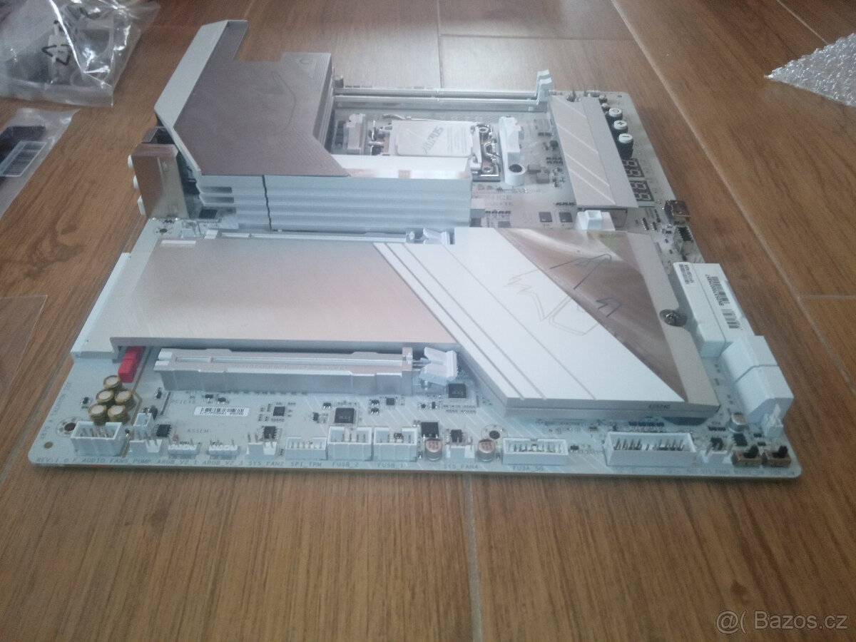 GIGABYTE X870 AORUS TACHYON ICE - 9