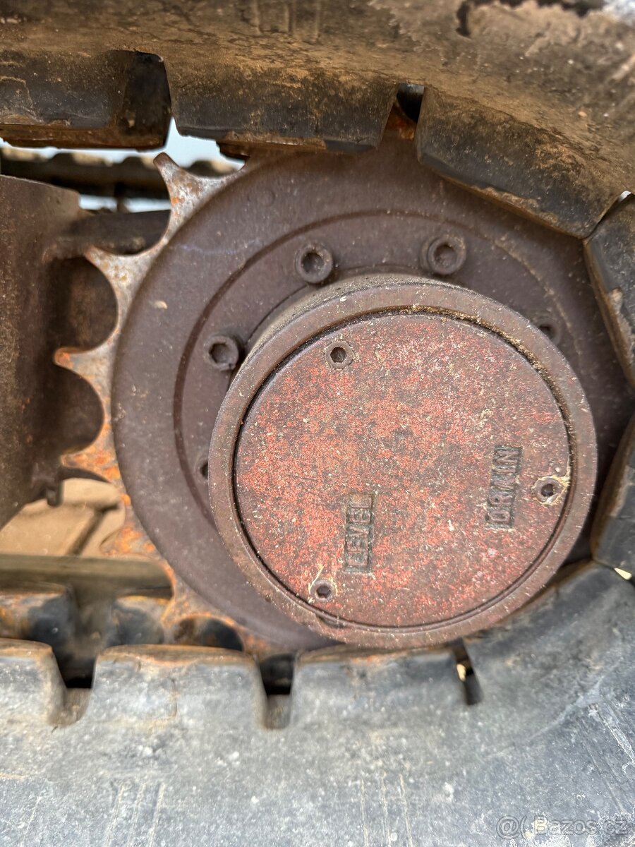 Hanix H15 minibagr 1,5T + 3x lžíce - 9