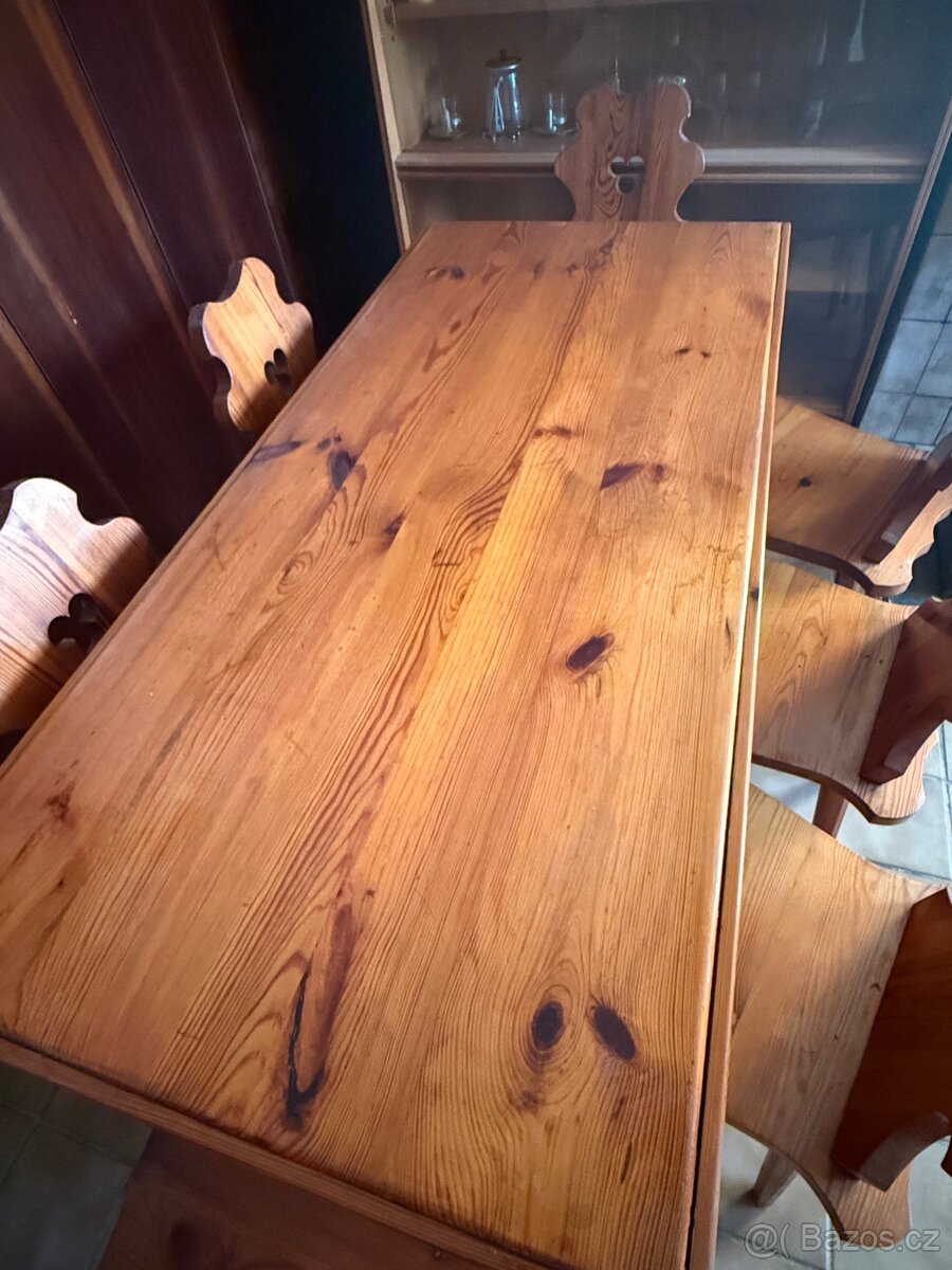 Masivní stůl s židlemi - 9