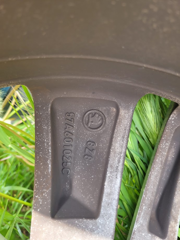 Letní Škoda Triton 17" Karoq 57A071497 8Z8 - 9