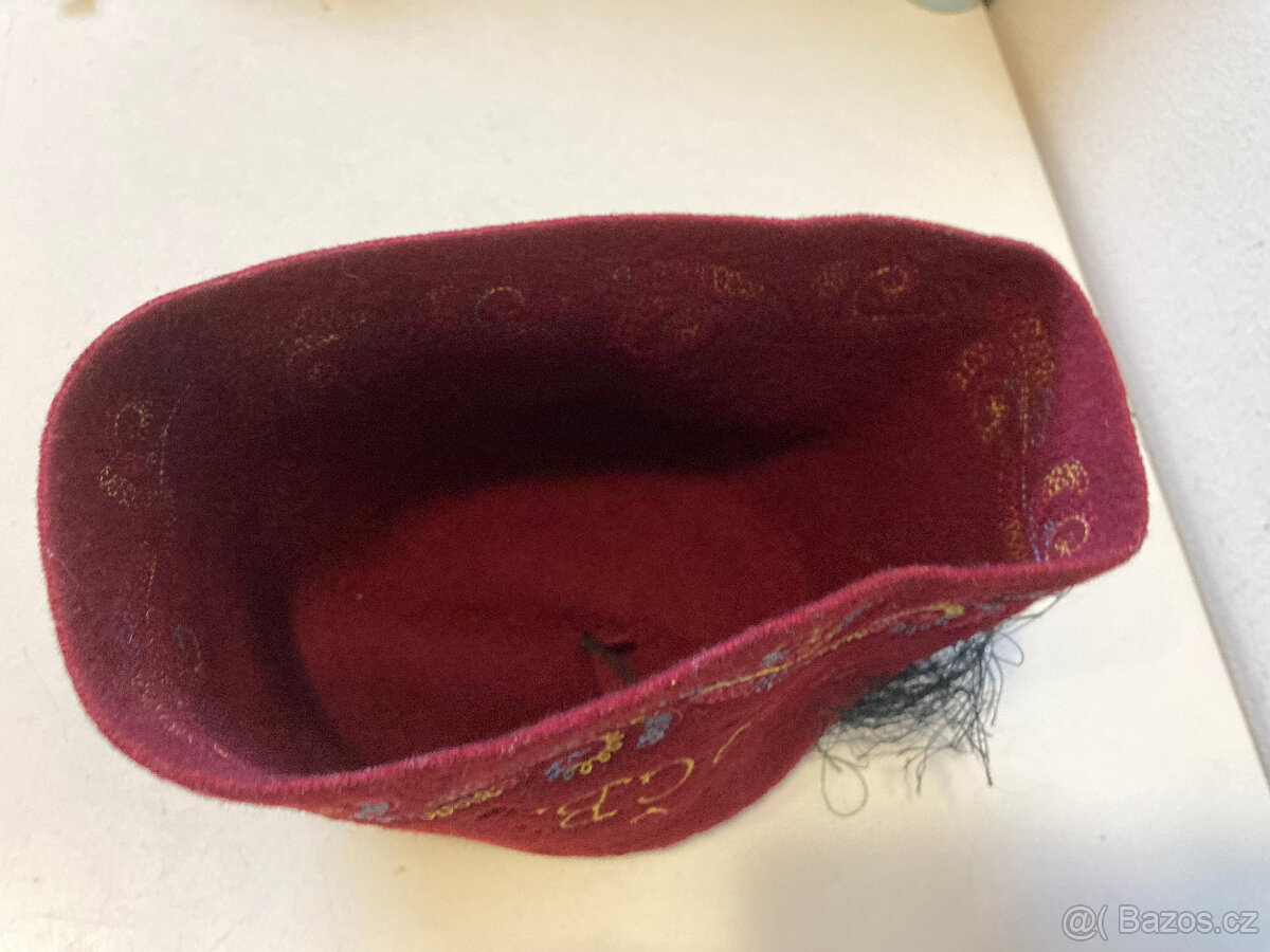 Fez, pokrývka hlavy, vyšívaný za 800 kč - 9