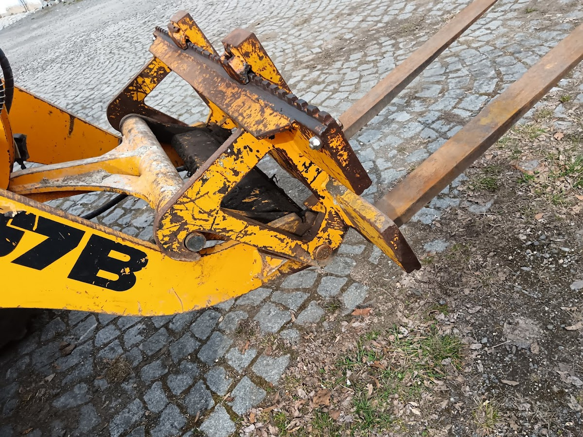 Kolový nakladač JCB 407 - - 9