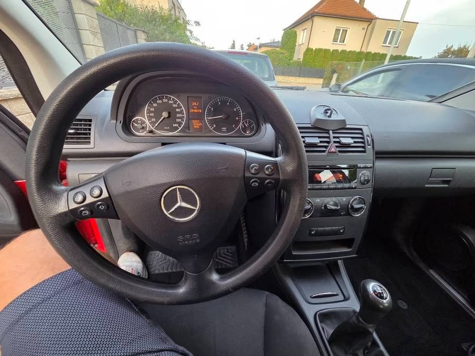 Mercedes Benz A170 elegantní vůz - 9