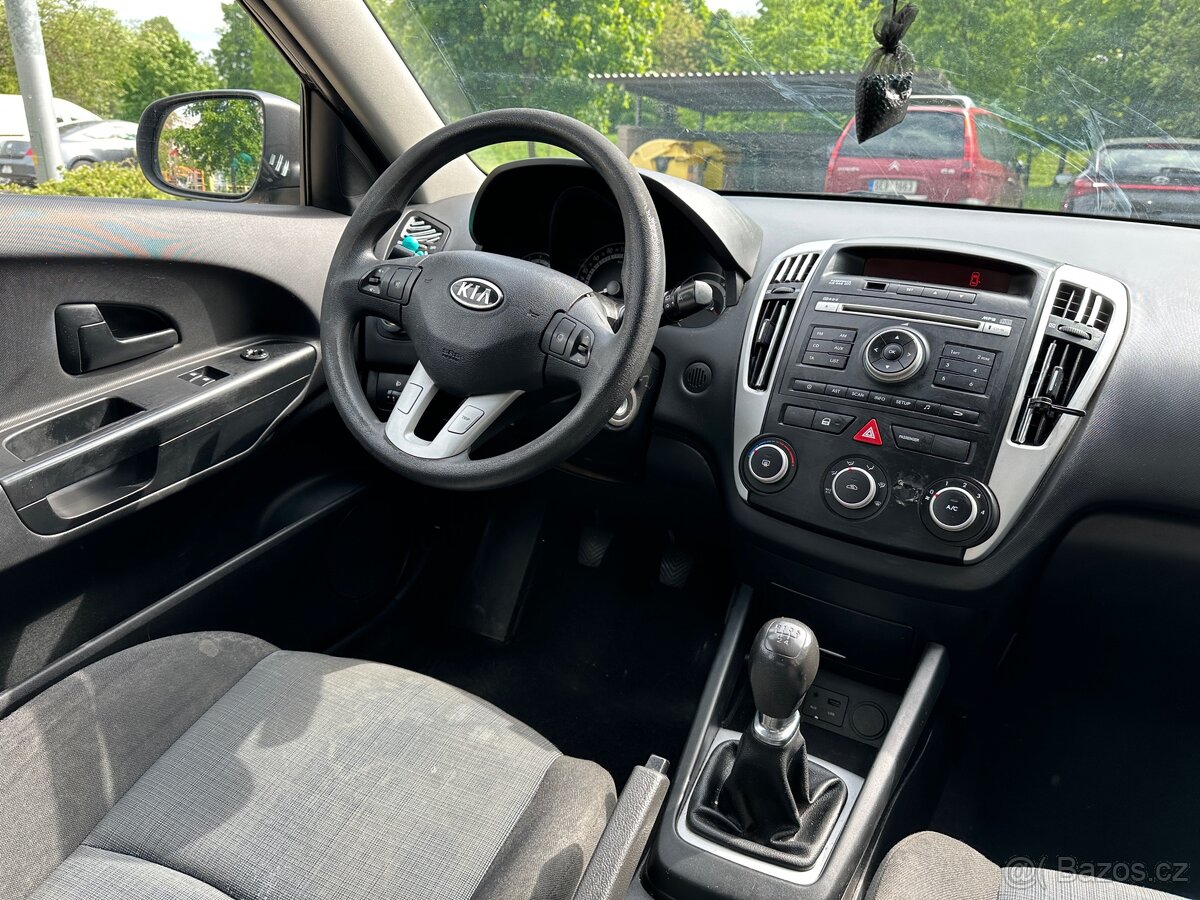 Prodám:Kia Cee'd 1.4 R.V 2011 Facelift kombi 107TKM najeto - 9