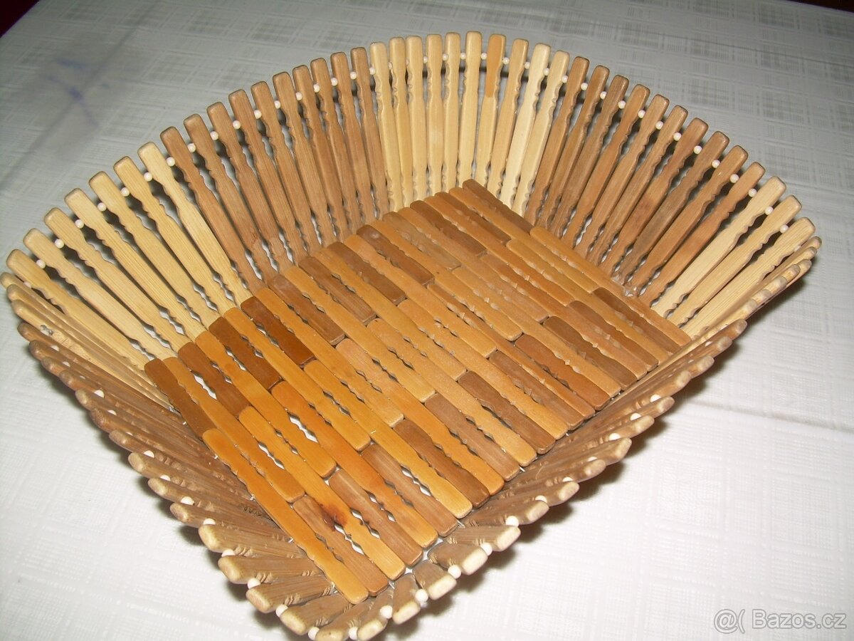 vyřezávaná polička - dřevo, kbelíčky, stereo,proutěný koš - 9