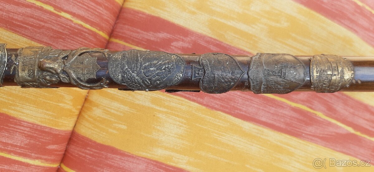 Vyřezávané dřevěné hole - 9