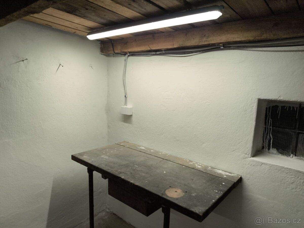 Pronájem 2garáž + elektřina - 9