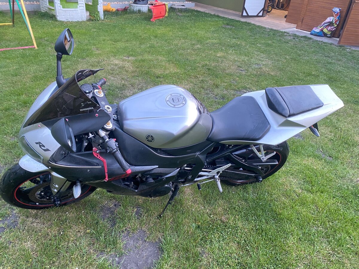 Yamaha R1 - 9
