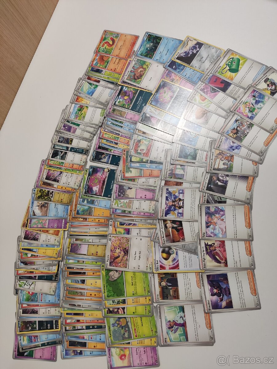 Prodám kartičky Pokémon 561kusu plus funko cena 1000 - 9