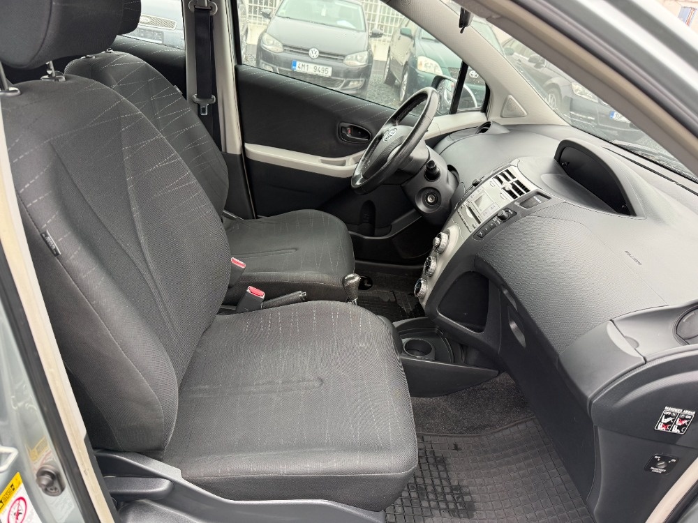 Toyota Yaris 1.3 VVT-i 64kW Automat - 9