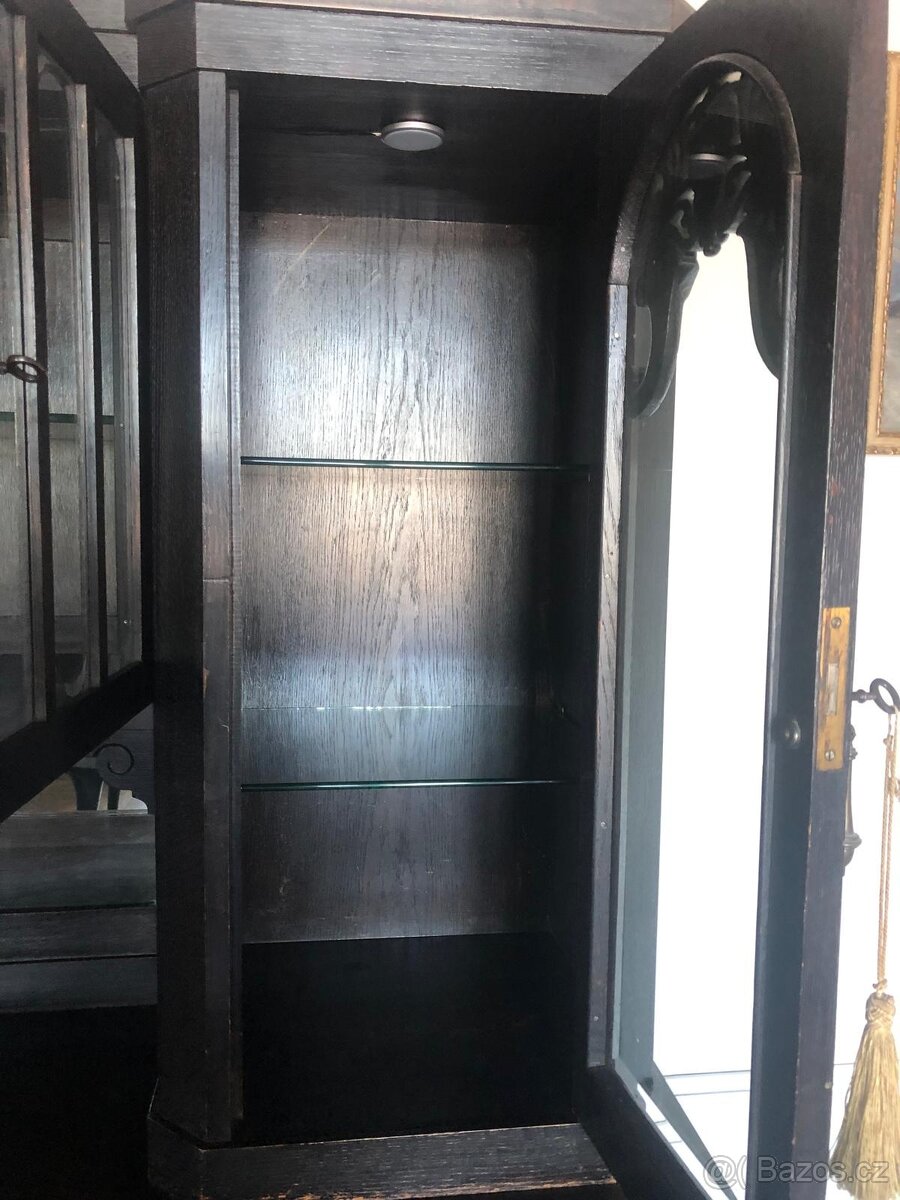 Starožitný velký kredenc - 9