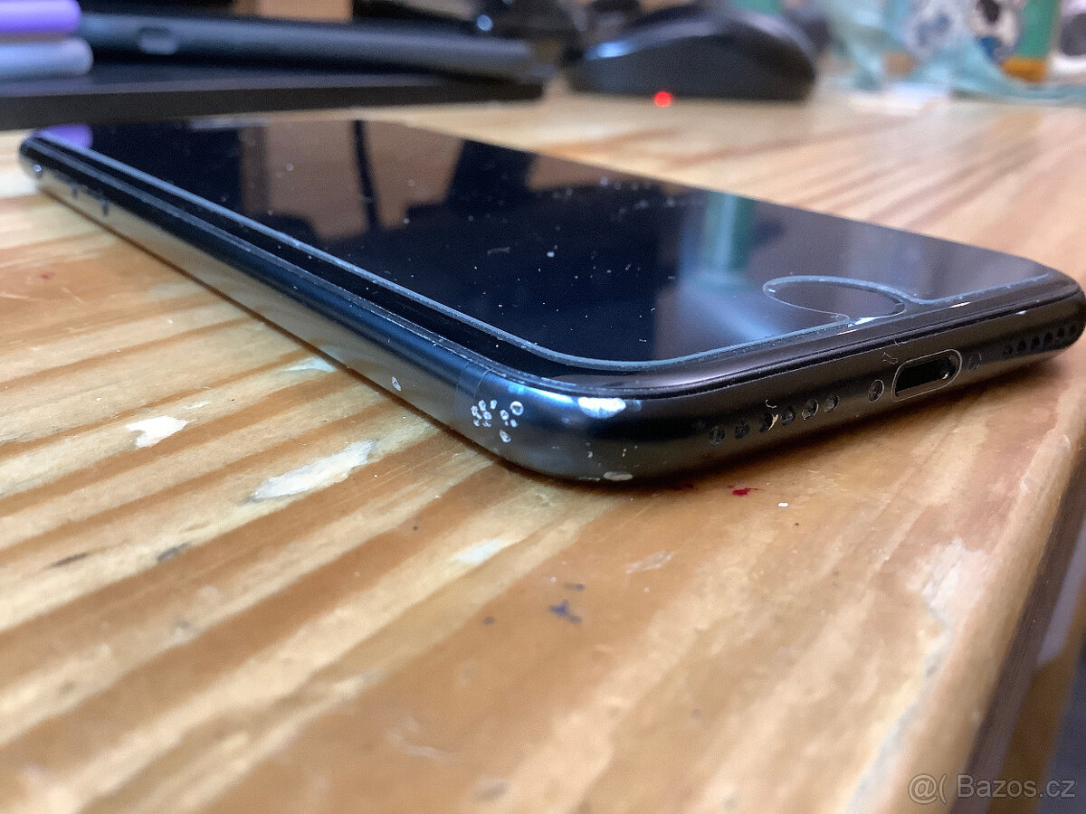 Rok používaný Apple iPhone SE (2022) 64GB černý, 87% baterie - 9