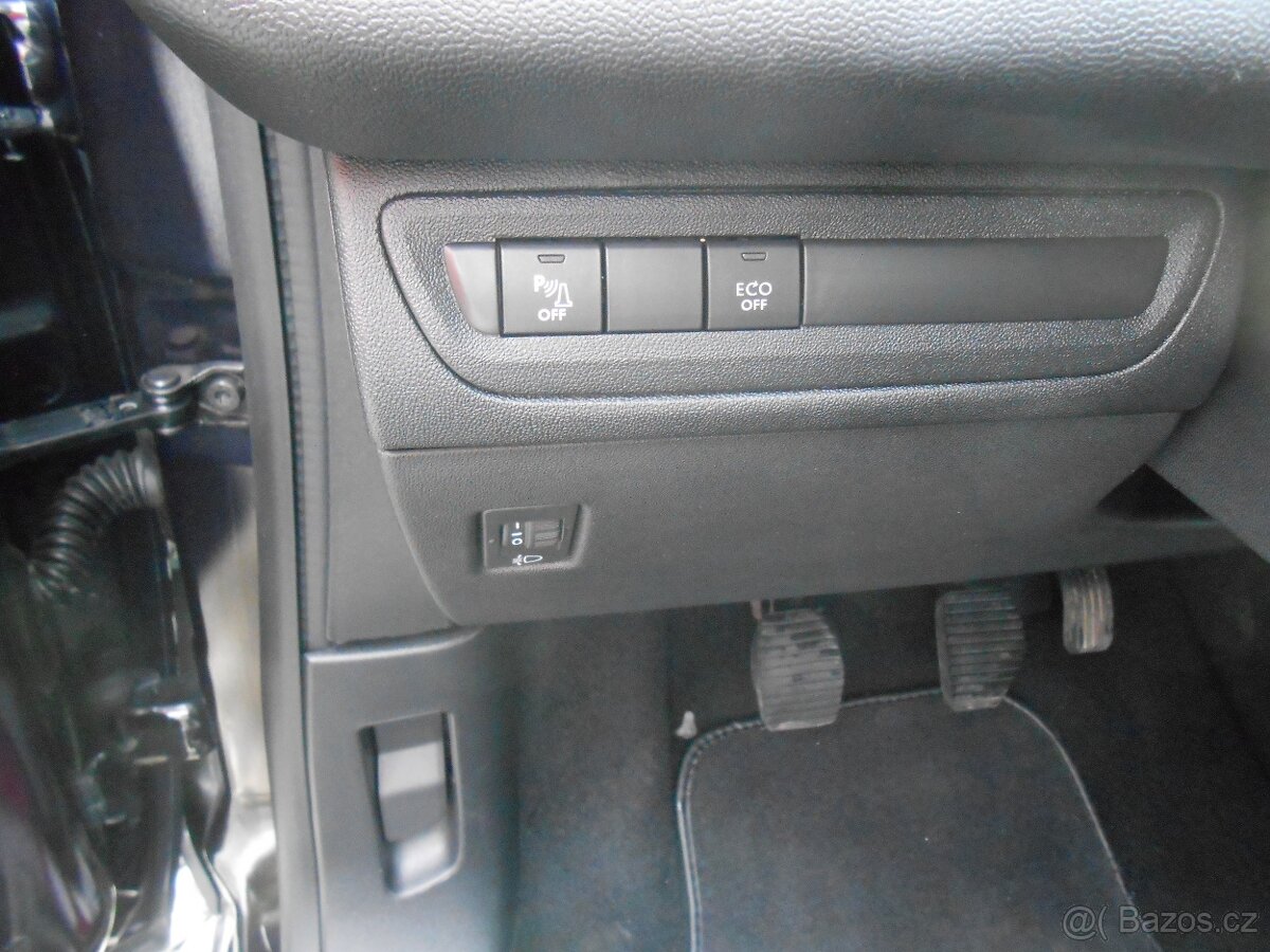 Peugeot 208, 1,2, navi, chrom, 87tkm, Led světla - 9