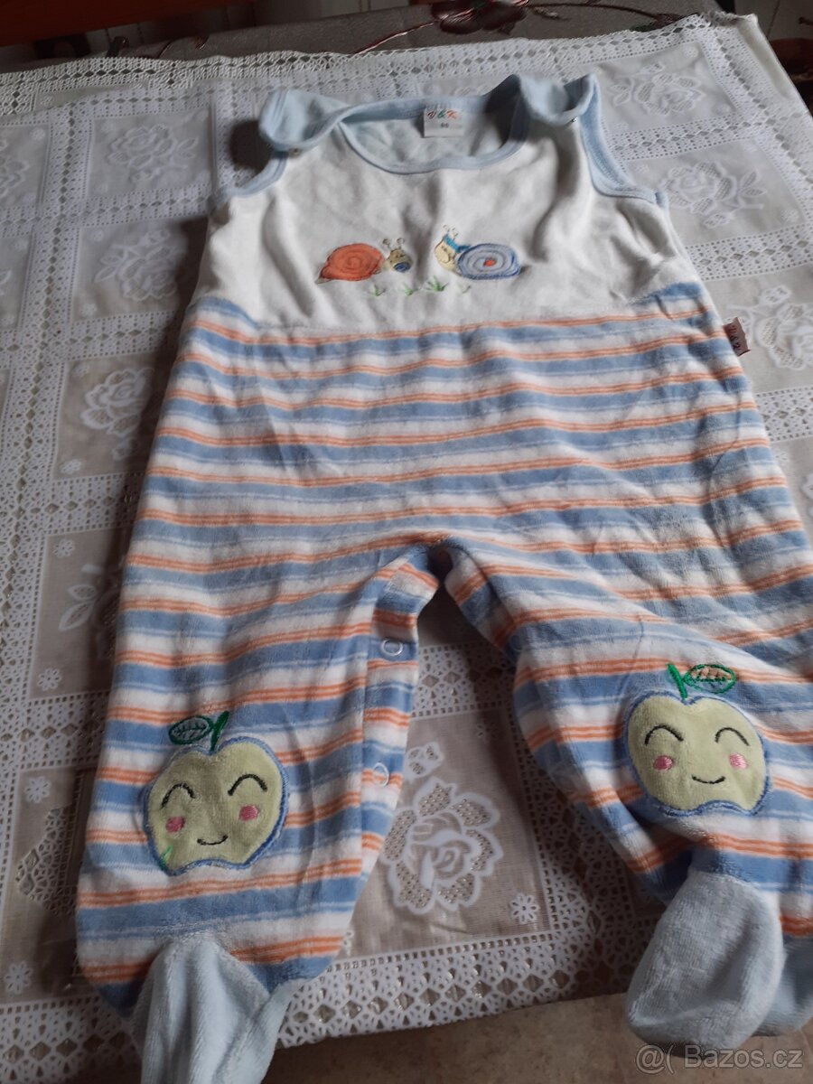 Zimní overal 3 až 6 měsíců, dupačky ,čepičky - 9
