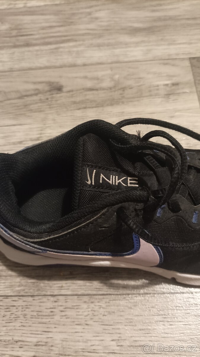 Pěkné tenisky Nike Legend Essential 37,5 - 9