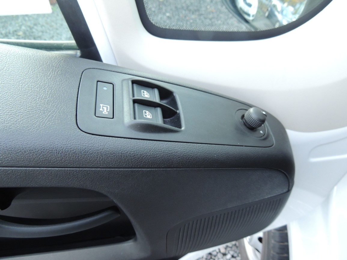 Opel Movano 2.2HDi,103kw,2023,L2H1,7míst,29000km,ČR,-21%DPH - 9