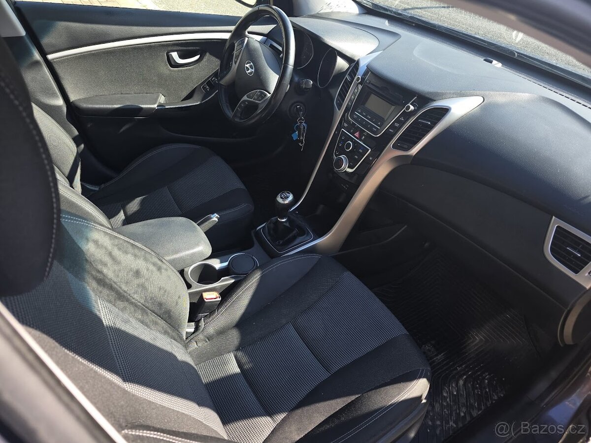 HYUNDAI i30 rok 2016, motor 1,6 DIESEL - 9