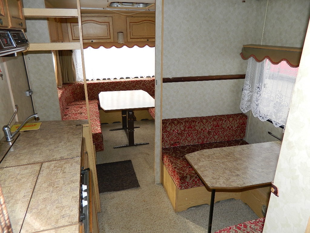 Velký dvouosý karavan Adria pro 7 osob - 9