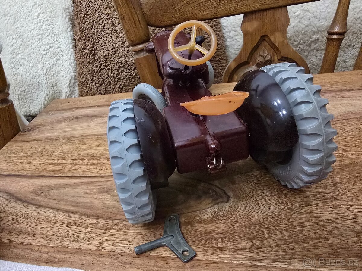 KRASNY BAKELIT TRAKTOR ZETOR 25 KLIČEK S KRABICÍ - 9