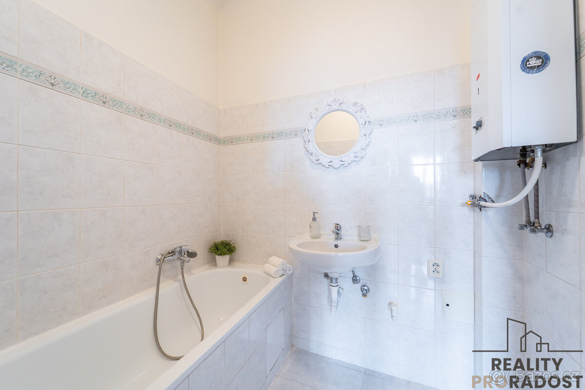 Prodej tichého bytu na Starém Městě s výhledem - 9