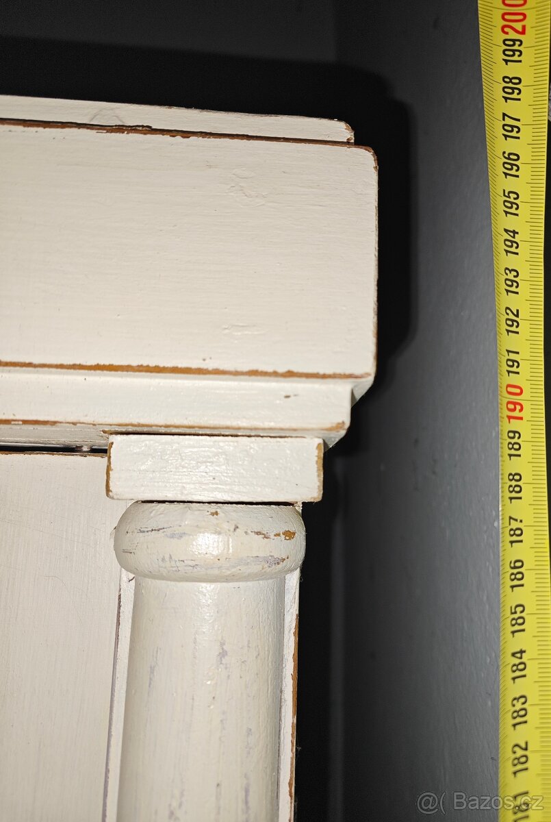 Starožitná kredenc - 9