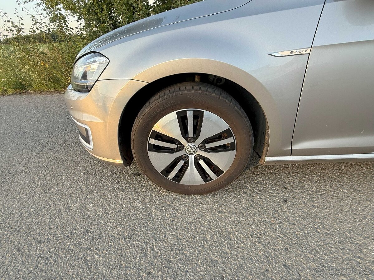 Nabízím zachovalý elektromobil VW E-Golf 85kW Tepelné čerpad - 9