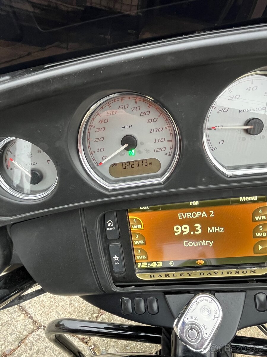 Harley Davidson FLHX Street Glide - 9