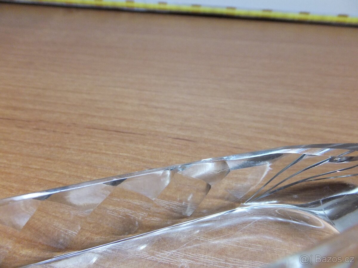 Prvorepubliková broušená miska ve tvaru ryby. - 9