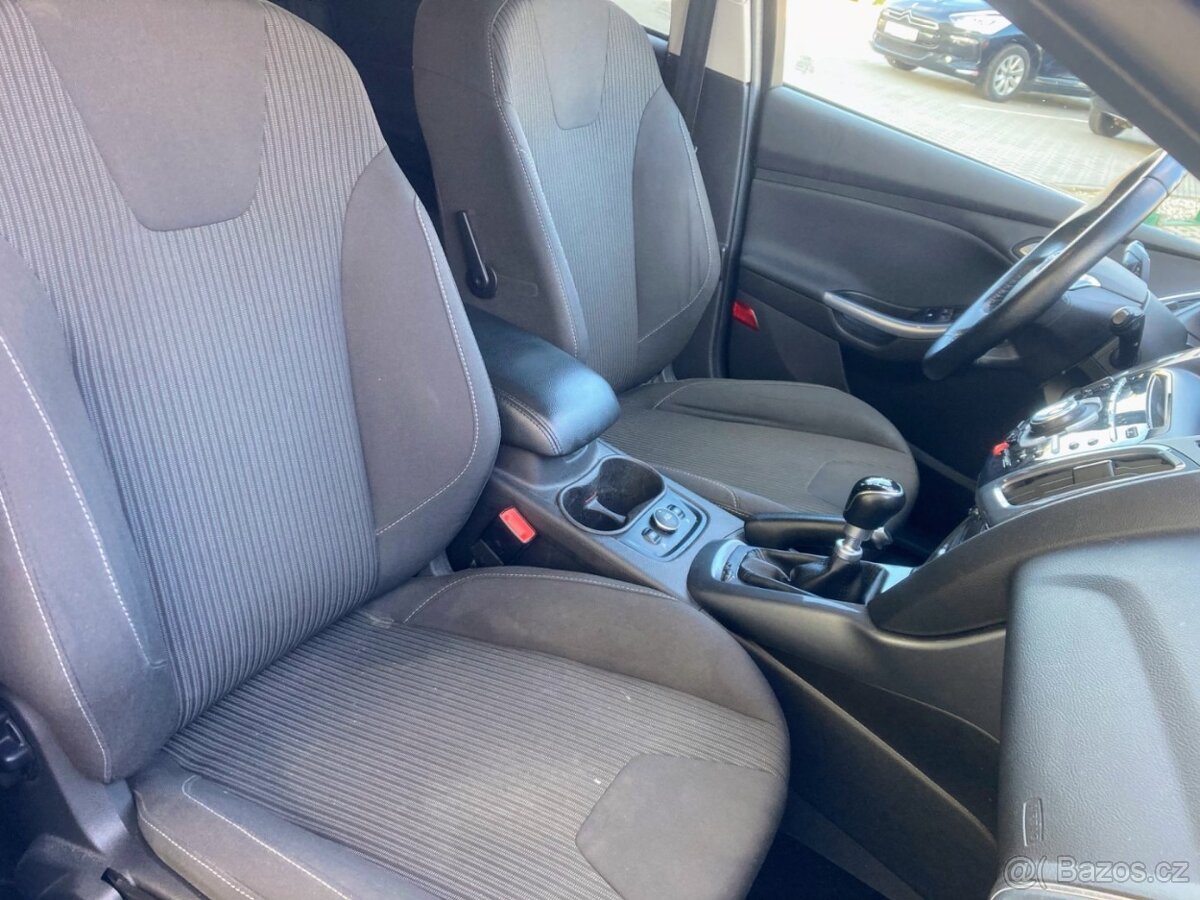 Ford Focus, 1,6TDCi (77kW), digi klima, tažné, park.kamera - 9