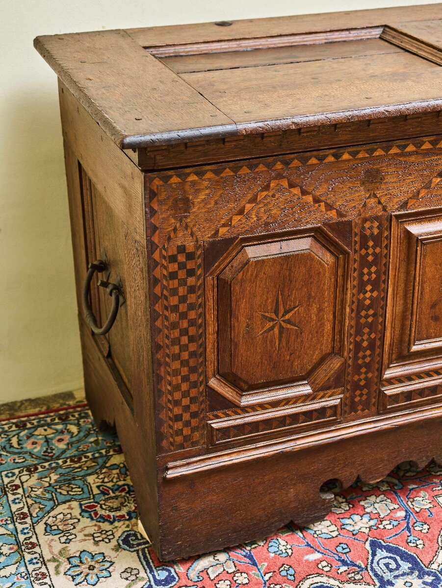 Intarzovaná dubová truhla z 18. století - 9