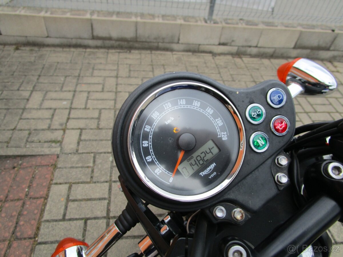 Triumph Bonneville - 9