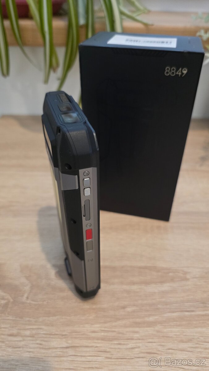 Odolný telefon s projektorem Tank4 TOP STAV - 9