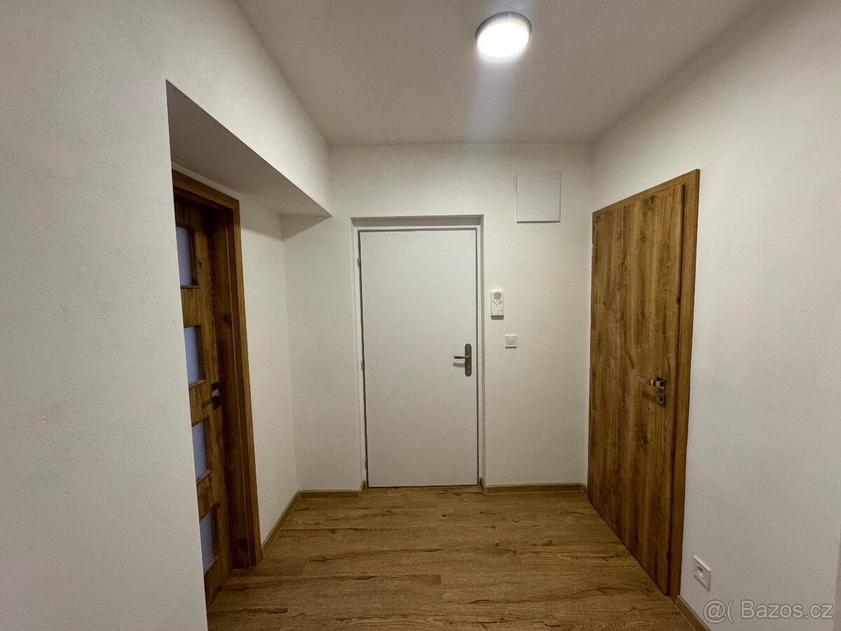 Pronájem bytu 2+1, cihlový dům, centrum Ostrova - 9