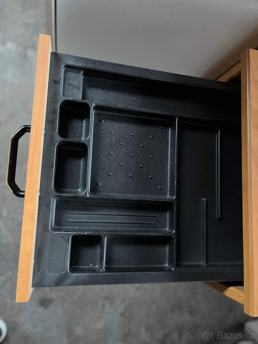 Kancelářský nábytek ( skříně stoly komody) - 9