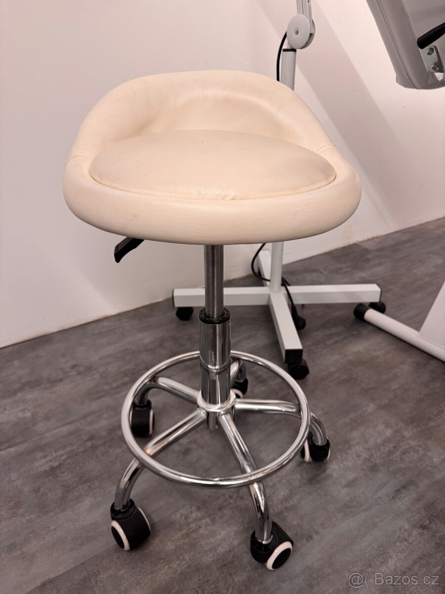 Kosmetické lehátko + židle, pojízdný stolek a lampa - 9
