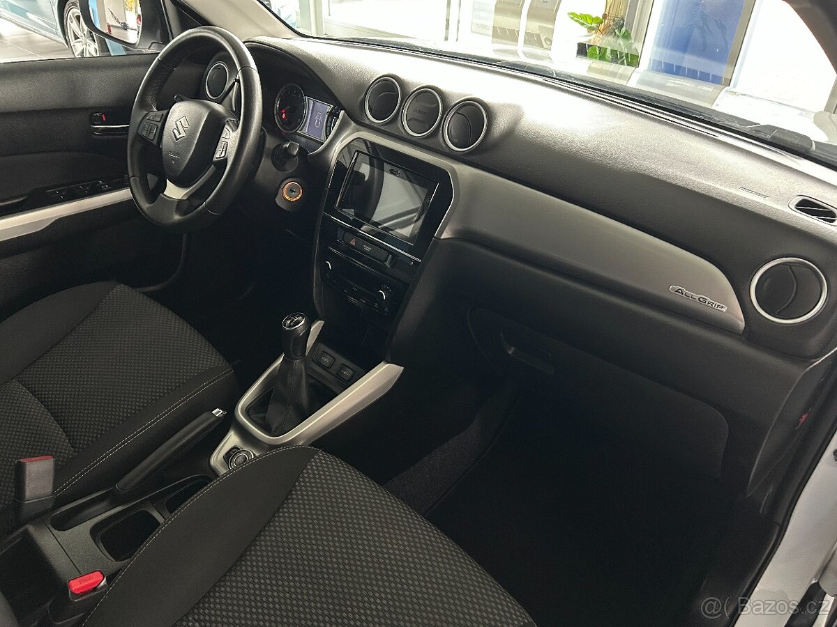 Suzuki Vitara 1.6i 4x4,SHINE,SERVISKA,TAŽNÉ - 9
