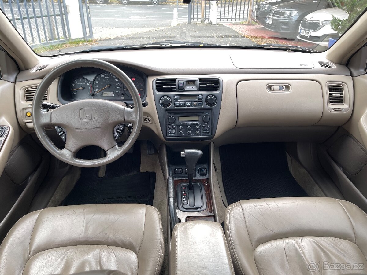 Prodám Honda Accord 3,0 V6 AT klima - 9