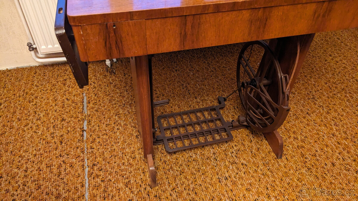 Mechanický šicí stroj Lada 122 - 9